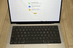MacBook prasknutý displej